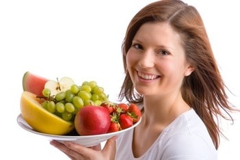 Mujer con un plato de frutas