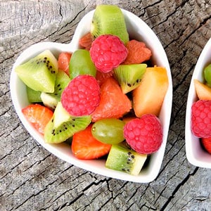 Plato de frutas con kiwi, fresa, moras y uva