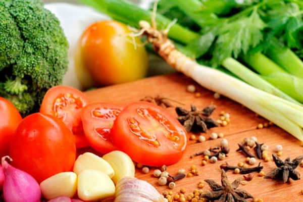 Tomates, sémola, espárragos y otras verduras que ayudan a resolver el colon irritable