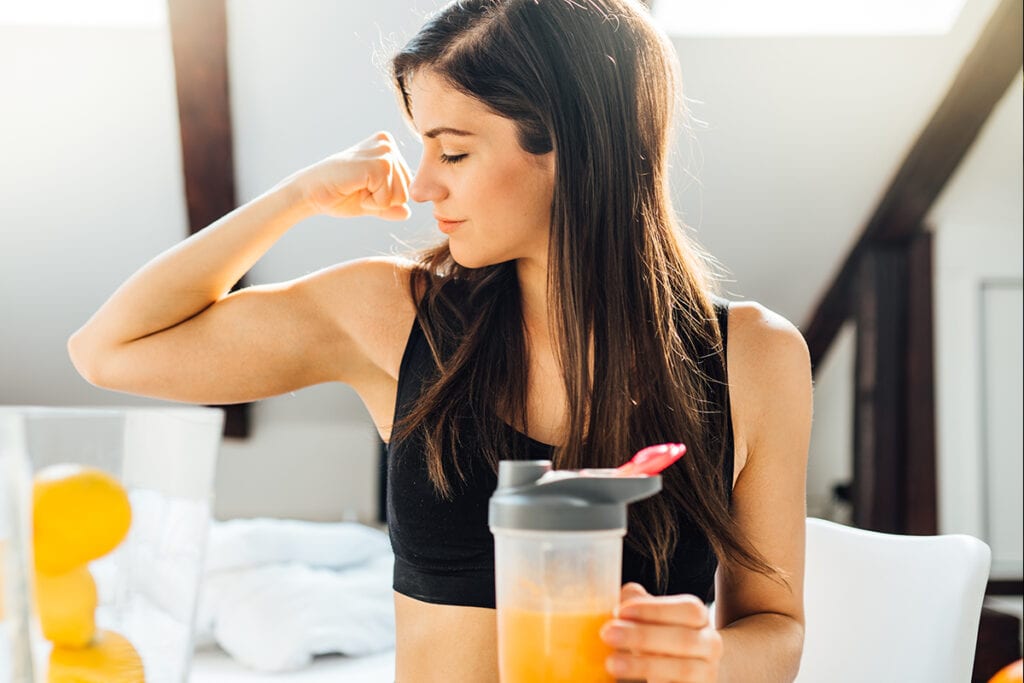 Una chica toma un zumo para tener un sistema inmune fuerte